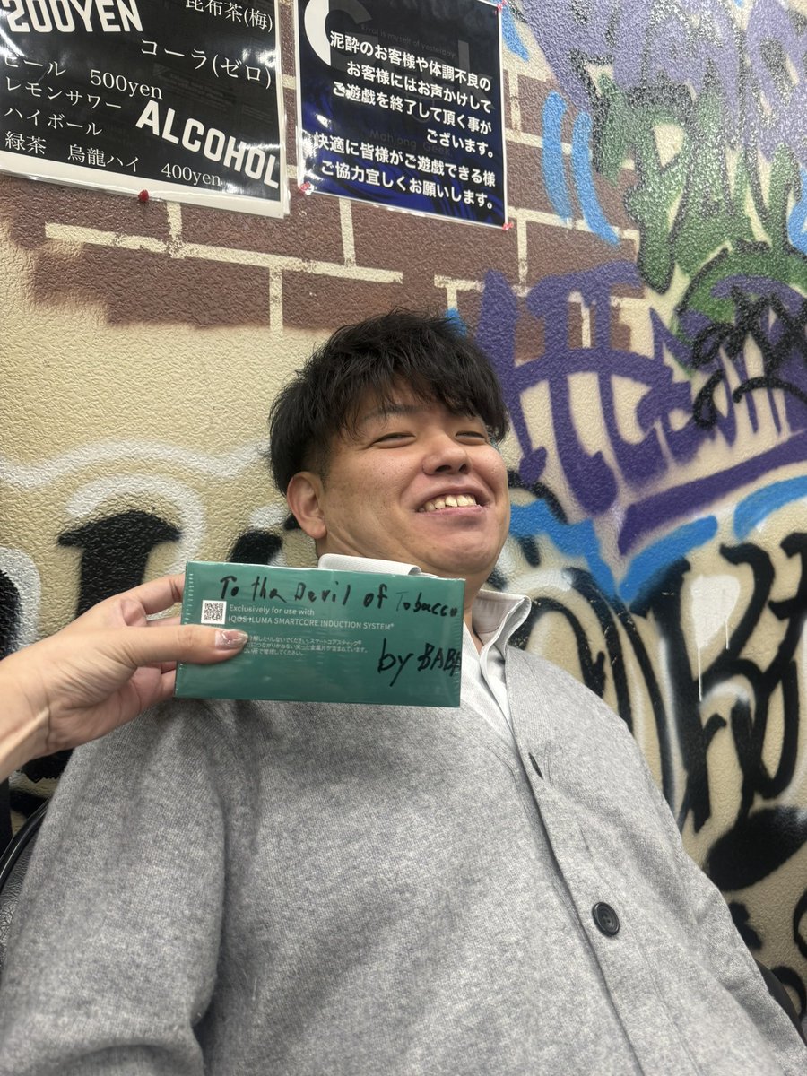 アイコスカートンに「タバコの悪魔へ」って英語で書かれてます