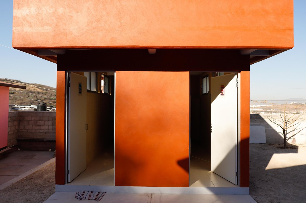 JosueGro's tweet photo. Hoy entregamos nuevas aulas, sanitarios dignos y espacios seguros en el preescolar Mayab, en El Paraíso.
Invertir en la educación de nuestras niñas y niños es invertir en el futuro de Corregidora.
Seguiremos fortaleciendo las escuelas, las becas y el transporte escolar gratuito, porque avanzar #APasoFirme también es aprender en mejores condiciones.