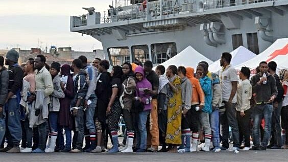 JanWBakkerNL's tweet image. We staan er niet dagelijks bij stil, maar IEDER jaar komt er een flinke stad bij aan 'asielzoekers', na-reizigers en migranten uit andere EU-landen. En voor een groot deel islamiet. Dit is onbeheersbaar, maar wordt niet gestopt door kabinet Jetten. 
#tweedekamer #rtltonight