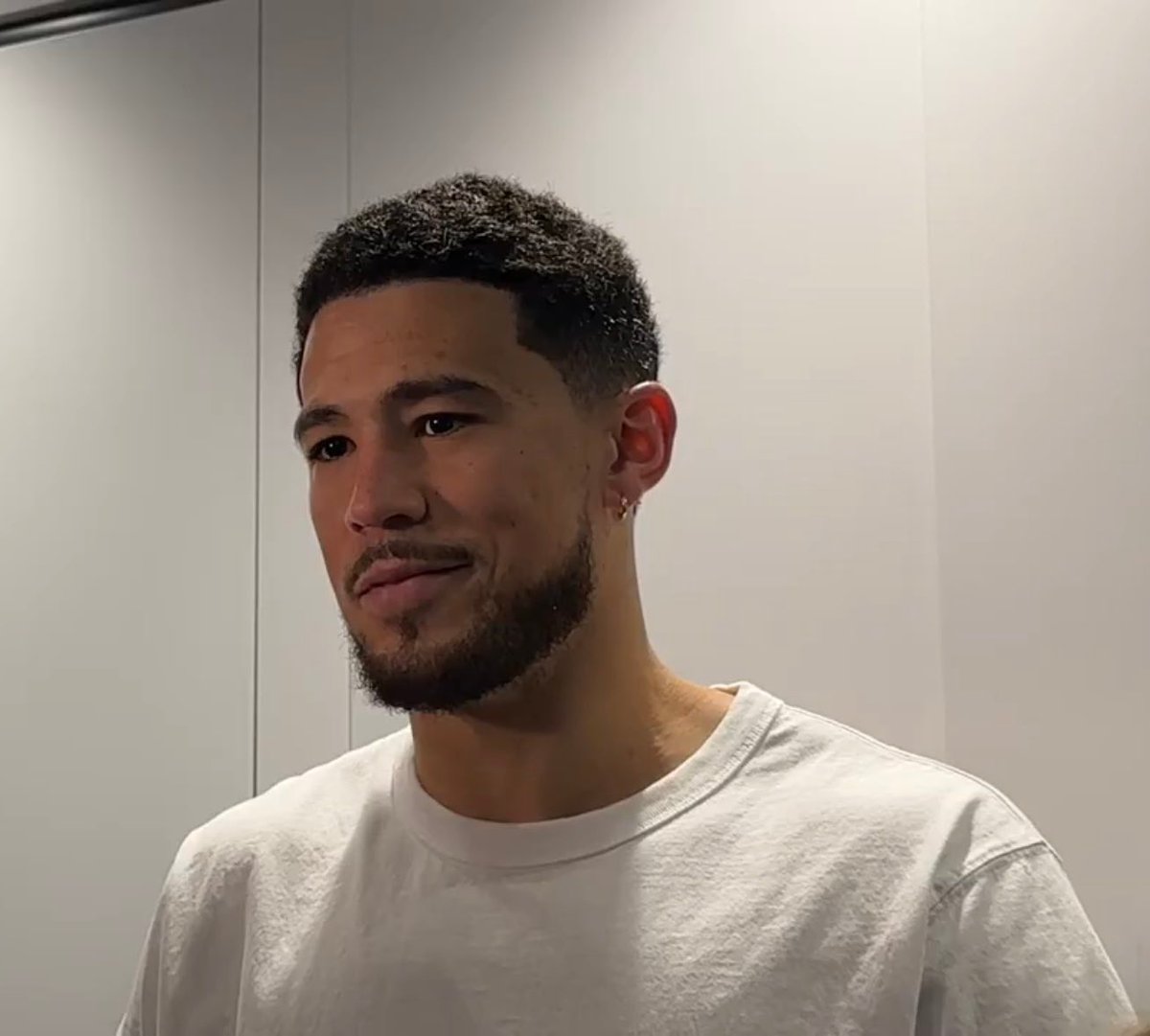 lookatmymood's tweet photo. Am I ovulating or Devin Booker looks so much sexier? https://t.co/SeUrorgg4w