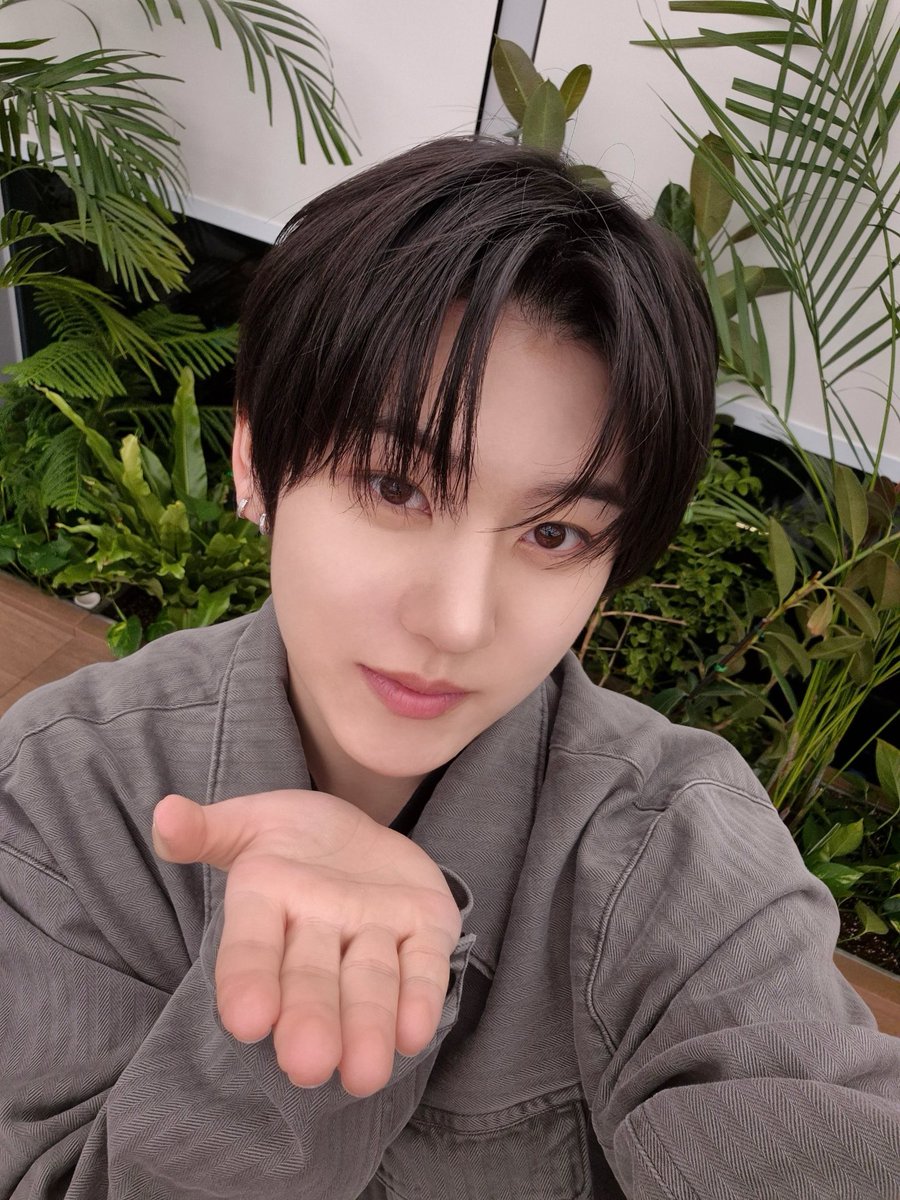 📳 ─ F4NS 

#KYEHOON : 

#계훈  
#KICKFLIP #킥플립