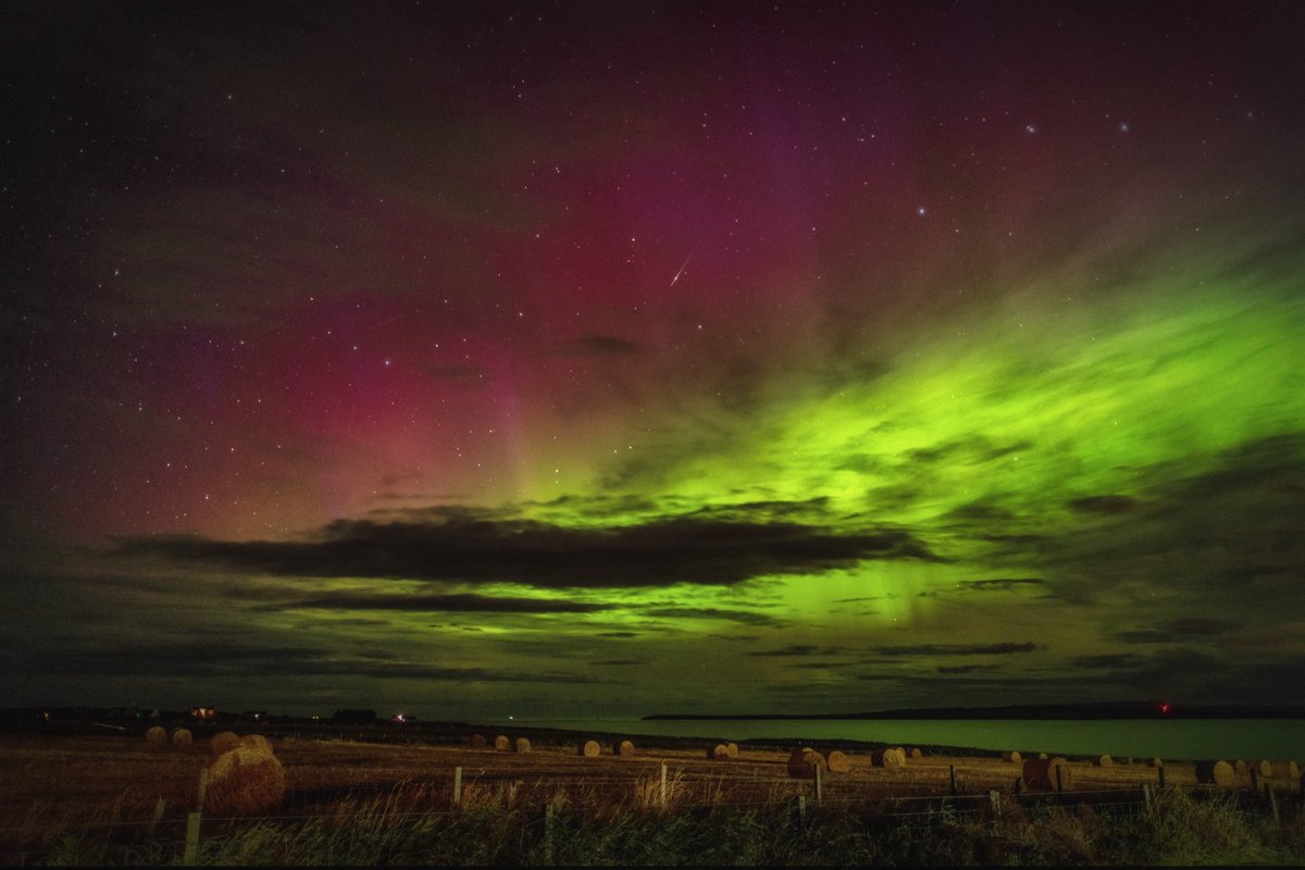 Skell_Man's tweet photo. John O’ Groats under the aurora, September 2025 – hay bales meet the northern lights. Scotland delivered. 🌌🏴󠁧󠁢󠁳󠁣󠁴󠁿

#AuroraBorealis #NorthernLights #Scotland #JohnOGroats #Aurora2025 #ScotlandNature #DarkSky #LandscapePhotography #NaturePhotography #VisitScotland https://t.co/UNk7W0Doca