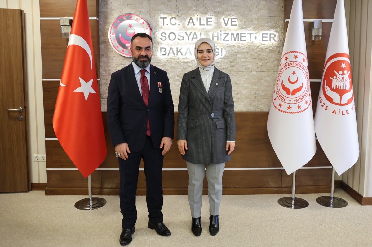 Aile ve Sosyal Hizmetler Bakanımız Sayın <a href="/MahinurOzdemir/">Mahinur Özdemir Göktaş</a> hanımefendiyi ziyaret ettik.

Yönetim kurulumuzu kabulleri, heyetimize karşı nezaket dolu misafirperverlikleri, şehit yakını ve gazilerimizin özlük hakları için yapılan çalışmaya büyük bir özveriyle destek ve katkıları için