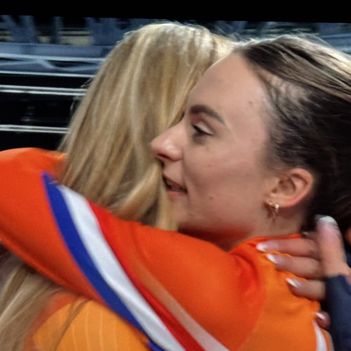 Nu al de allermooiste scène van de Olympische Spelen. ❤️❤️🥇🥈> I❤️our Dutch girls! #juttaleerdam #femkekok #Olympics2026