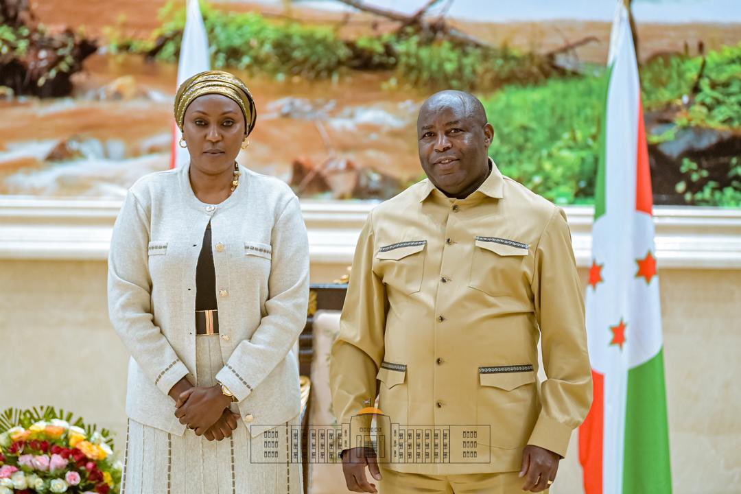 DBusago61464's tweet photo. Lundi9février2026,@GeneralNeva , a accordé une audience à l’Honorable Fatuma Mohammed, membre du Parlement kényan, porteuse d’un message du Président de la République du Kenya, William Luto.
Ce message exprime des vœux d’amitié et de prospérité.
@GeneralNeva
@DorianeMunezero https://t.co/NOWE8dSeC4