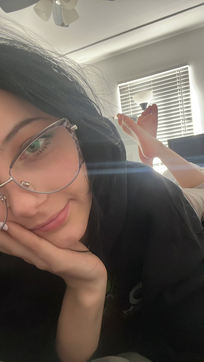 goddesstrinti's tweet photo. My pretty feet for a shopping spree? 🛍️ Pllleassseeee I know you want to pay #princess #brat #inbio https://t.co/a0jv6aP4OJ