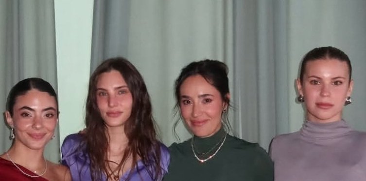 Pokerface653's tweet photo. cdo t toca hacer una historia casual donde vean q soportan a l preciosa lacayita 🤣 gracias @paumtzurita sigue dando contenido donde muestres l FORZADO q s ve el #BAZU 🎪 🤣 @macabeso cta felicidad al lado d l #PATRONAMAYOR y s nota q te DETESTA Y l felicidad d #JUANLAVANDA 🤣 https://t.co/kDkbsUutcl