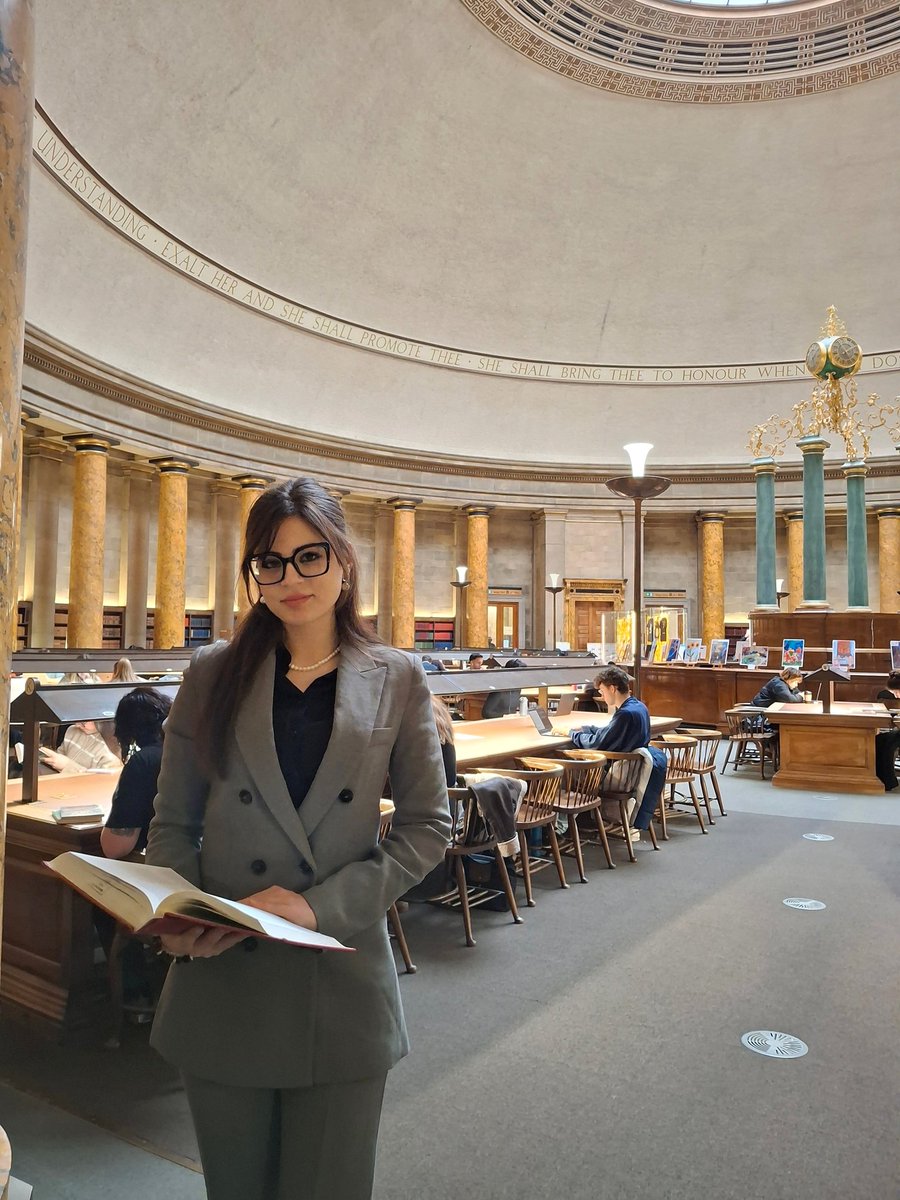 ecemmunall's tweet photo. İnsan doğası gereği bilmek ister.
Kimimiz için bu istek bir tercih değil, içten gelen bir ihtiyaç gibidir.
Benim için akademi, hazır cevapları ezberlemek değil; doğru soruların peşinden gitmek, bulunan cevapları sorgulamaya devam etmek demektir. Bazen hiçbir şeyden emin olmadan, cesaretle ve korkmadan yürümeyi göze almaktır. 
Hannah Arendt’in dediği gibi, düşünmek insanın kendisiyle kurduğu en derin bağ ise, ben o bağı en çok kitapların arasında bulabiliyorum. Kitaplar bana sadece bilgiyi göstermiyor, kim olduğumu ve neye dönüşebileceğimi de hatırlatıyor.
Ruhum en çok orada sakinleşiyor.
Sanırım ben kitaplara aşık olmaya aşığım.🤍
📍Manchester Universitesi-İngiltere