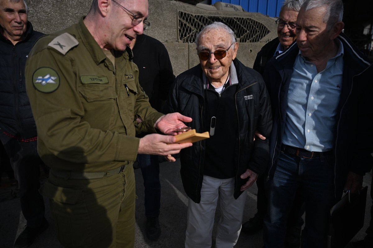 MoDIsrael's tweet photo. סגירת מעגל היסטורית 

לרגל יום הולדתו ה-102, ביקש האלוף עמוס חורב, לחזור למפעל המרכבה והרק"ם במש"א (מרכז השיקום והאחזקה של צה״ל), עליו פיקד לפני 71 שנים כשהיה עוד בית מלאכה קטן ופורץ דרך.

להמשך קריאה: https://t.co/ntPsZubbIh https://t.co/rjIKeJo03q