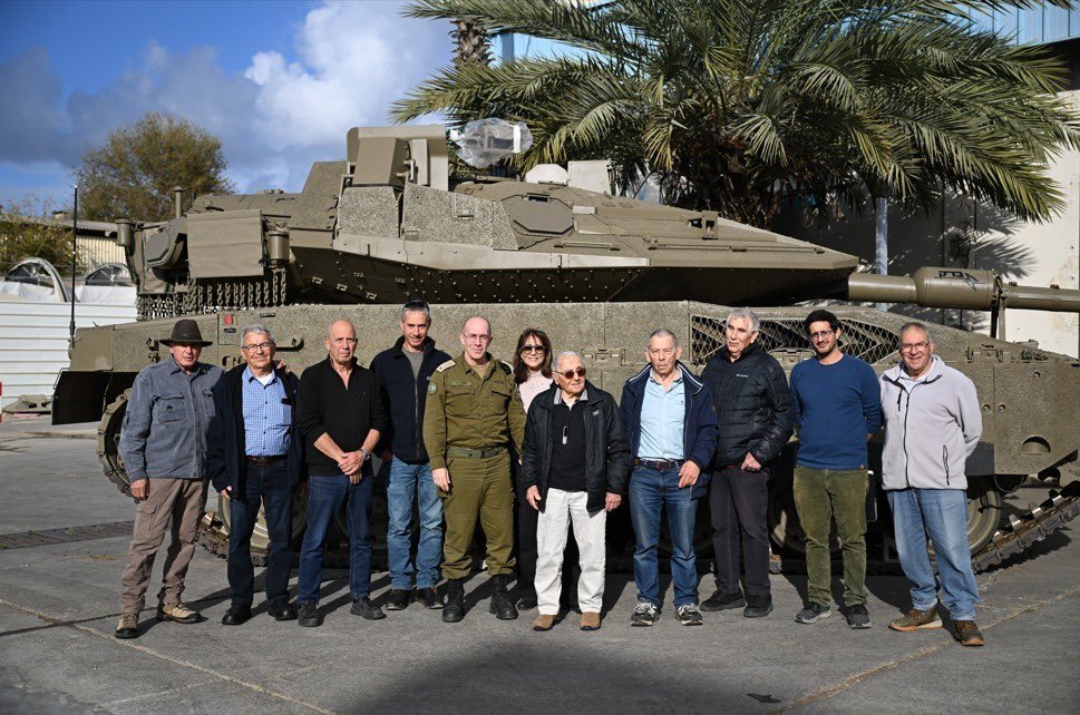 MoDIsrael's tweet photo. סגירת מעגל היסטורית 

לרגל יום הולדתו ה-102, ביקש האלוף עמוס חורב, לחזור למפעל המרכבה והרק"ם במש"א (מרכז השיקום והאחזקה של צה״ל), עליו פיקד לפני 71 שנים כשהיה עוד בית מלאכה קטן ופורץ דרך.

להמשך קריאה: https://t.co/ntPsZubbIh https://t.co/rjIKeJo03q