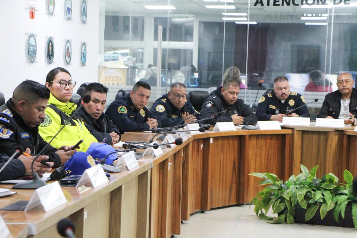 evelyn_parraA's tweet photo. La seguridad de nuestras vecinas y vecinos es una tarea que no se detiene. Hoy se llevó a cabo la Sesión 224 del Gabinete de Seguridad, donde seguimos evaluando resultados, fortaleciendo estrategias y coordinando acciones para mantener la paz y el orden en Venustiano Carranza. https://t.co/CnipwloPRQ