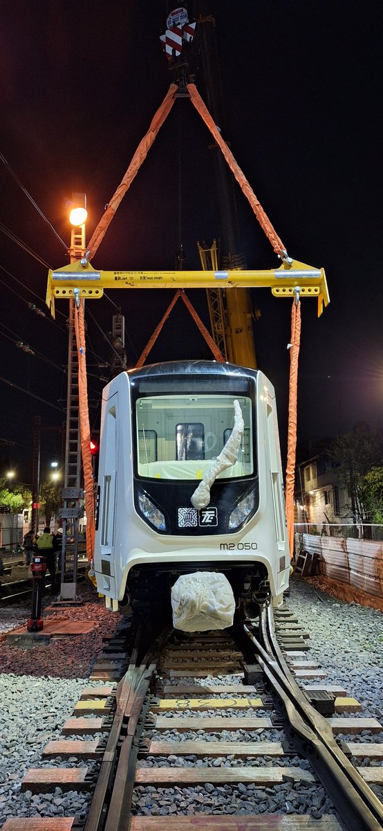 Este domingo llegaron a Xochimilco los primeros 2 trenes de los 17 nuevos, que permitirán aumentar el número de viajes y la operación de trenes acoplados.
