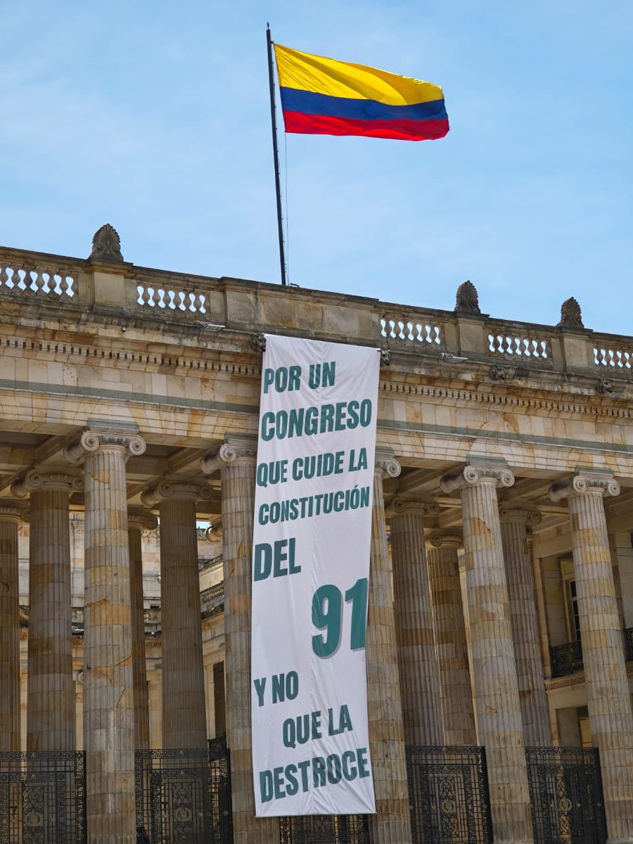 Excelente mensaje amanece hoy en el Capitolio Nacional. 

No sé quien lo puso, comparto el enfoque.