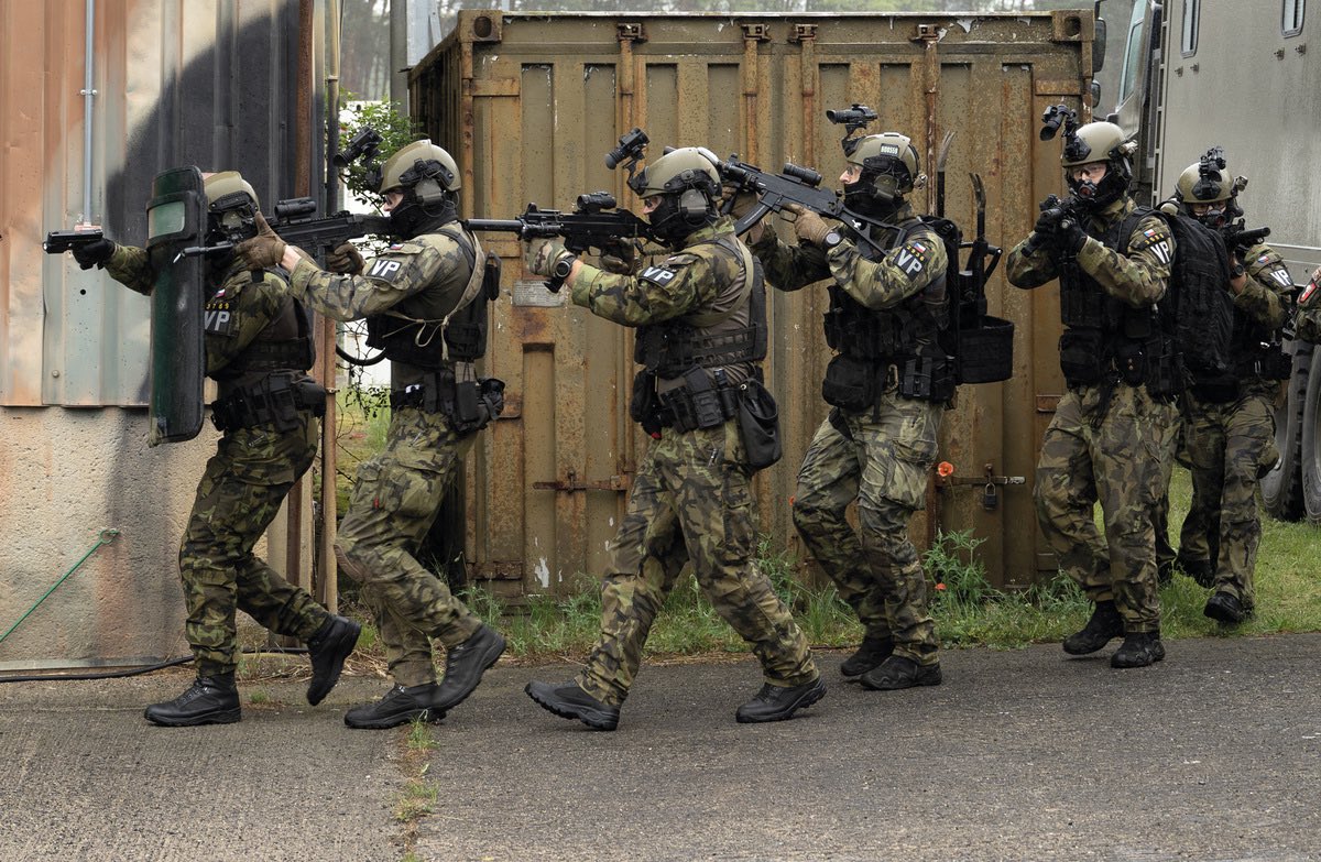 CzDefence's tweet photo. 35 let v první linii práva
Vojenská policie: od legií až po kyberprostor. Tradice, která drží krok s hrozbami dneška.
👉 https://t.co/Lhoz25Z4JR
#VojenskáPolicie #Bezpečnost #Obrana #CZDEFENCE @ArmadaCR @ObranaTweetuje @VojenskaP https://t.co/dUgpnSFGqU
