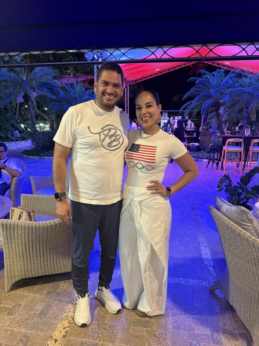 Como CEO de Grupo de Medios Panorama, agradezco la invitación de la embajadora de los Estados Unidos en la República Dominicana, Leah Francis Campos, a su residencia para disfrutar de la proyección especial del Super Bowl LX, evento que marcó además el inicio de la agenda