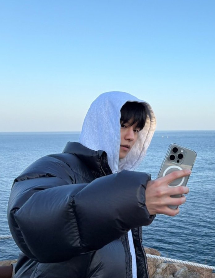 seungelical's tweet photo. ¿cómo puede ser posible que alguien sea tan bonito y me haga tan feliz? :( en serio quisiera decirle lo mucho que lo admiro y amo, pero eso es imposible... https://t.co/JhQ6XF8zEh