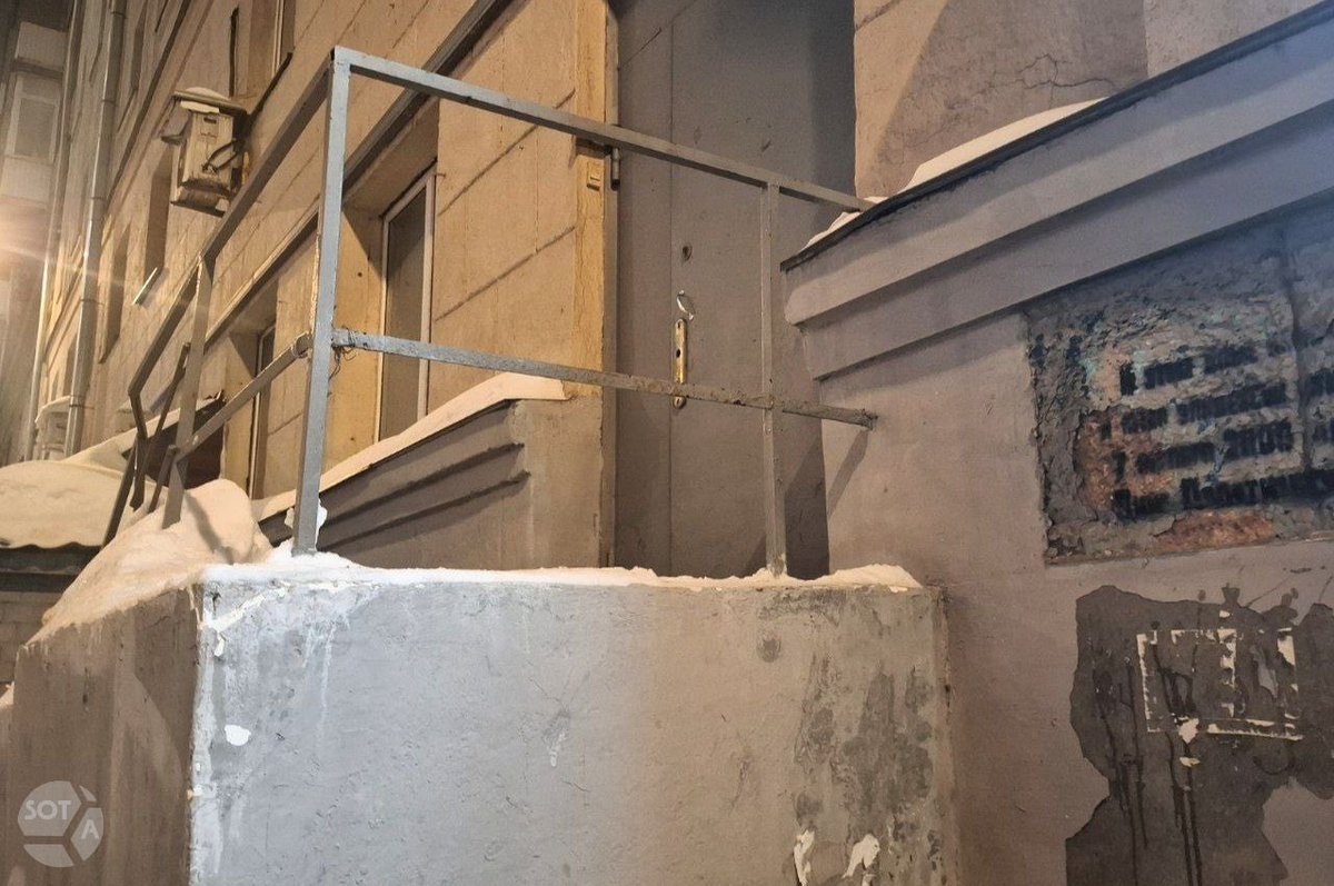 С дома Политковской сняли девятую табличку в память об убитой журналистке

В девятый раз за месяц со стены дома на Лесной улице сорвали памятную доску Анны Политковской. 

Исчезнувшую табличку 6 февраля установили активисты. «Здесь в 2026 г. неонацистами была уничтожена