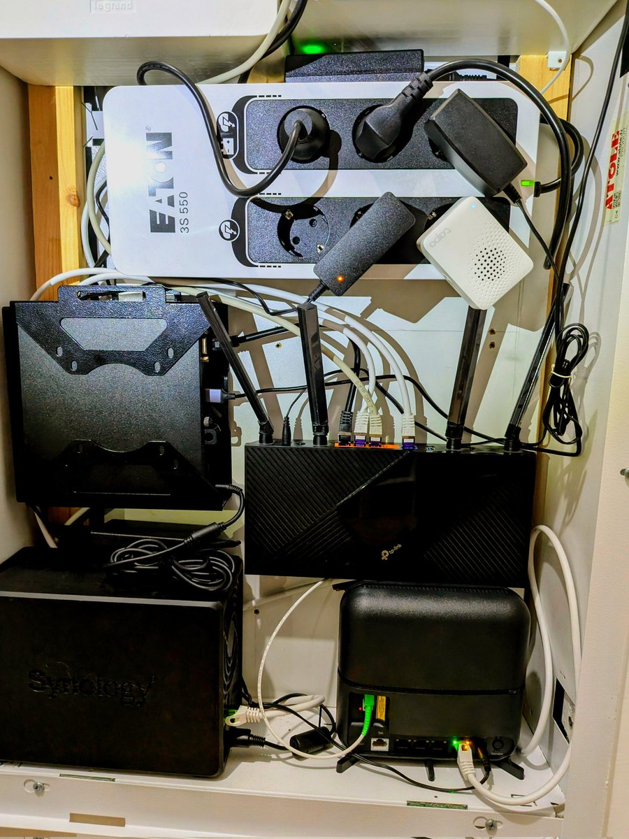 Adieu la box toute degeu de Bouygues et bonjour la Livebox S de Orange. Ça falloir que je trouve le moyen d'améliorer le câble management.