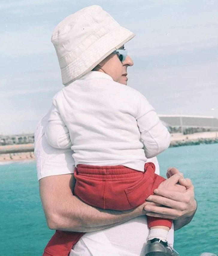 Explain this picture in one word and get 3gb data 🥂