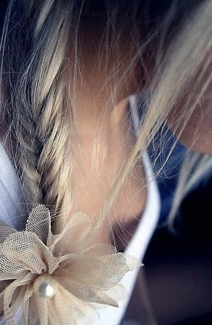 ألم يخطر ببالك السؤال عنّي
كعابرٍ يتوقّف
ليطمئنّ أنني ما زلتُ أتنفّس
ألا تعلم
أن الغياب حين يطول
يتحول صمتًا
بل وجعًا غير مألوف
كيف استطاع قلبك
أن يعتاد الفراغ
بعد أن كان مزدحمًا بي؟
أنا حيث تركتني
أرتّب حضورك
وذكرياتك
وأبعثر غيابك
فإن مرّ ذكري
سلّم عليّ
او حتى
أرسل رسالة
#ميم🌹