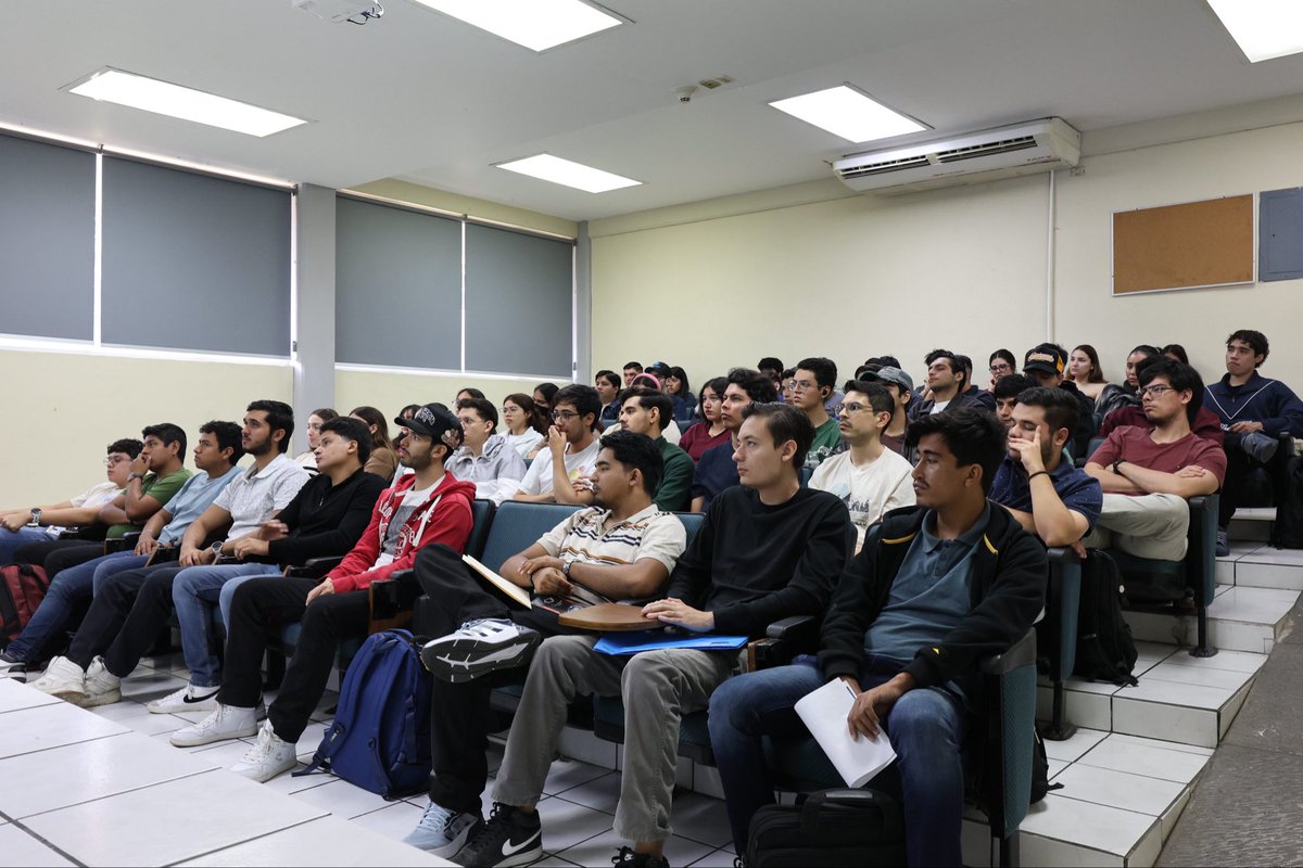 DonChambitas's tweet image. El viernes pasado di mi charla sobre el #currículum ante esta muchachada estudiante de ingeniería de software en la Universidad de Colima. Esta vez sí me hicieron chorro de preguntas, hablamos del desafío en el que se encuentran al buscar su primer #chamba en un mundo de IA 🤖