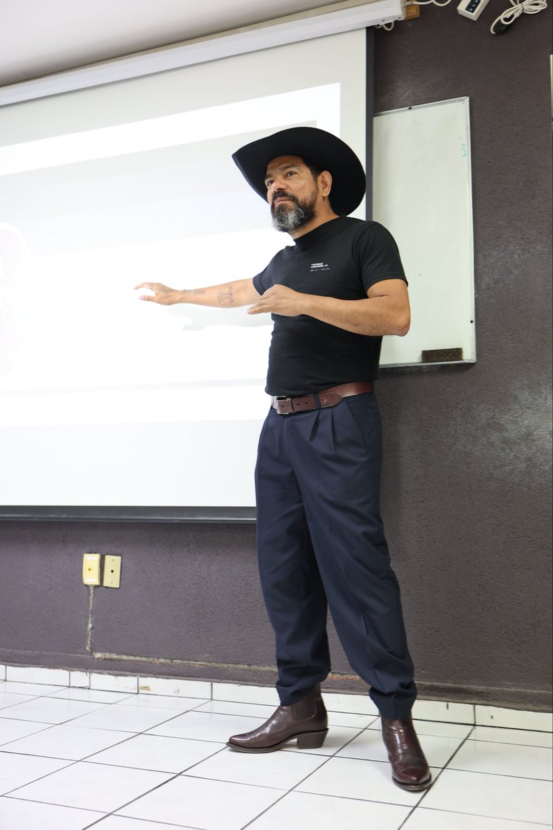 DonChambitas's tweet image. El viernes pasado di mi charla sobre el #currículum ante esta muchachada estudiante de ingeniería de software en la Universidad de Colima. Esta vez sí me hicieron chorro de preguntas, hablamos del desafío en el que se encuentran al buscar su primer #chamba en un mundo de IA 🤖
