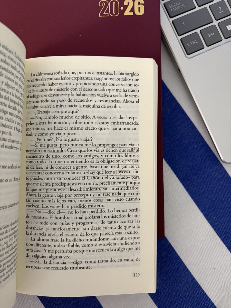 Carmen Martín Gaite me cautivó cuando leí el año pasado «Retahílas». Ahora estoy con «El cuarto de atrás» y la sensación sigue siendo la misma. Qué manera de escribir, por favor.