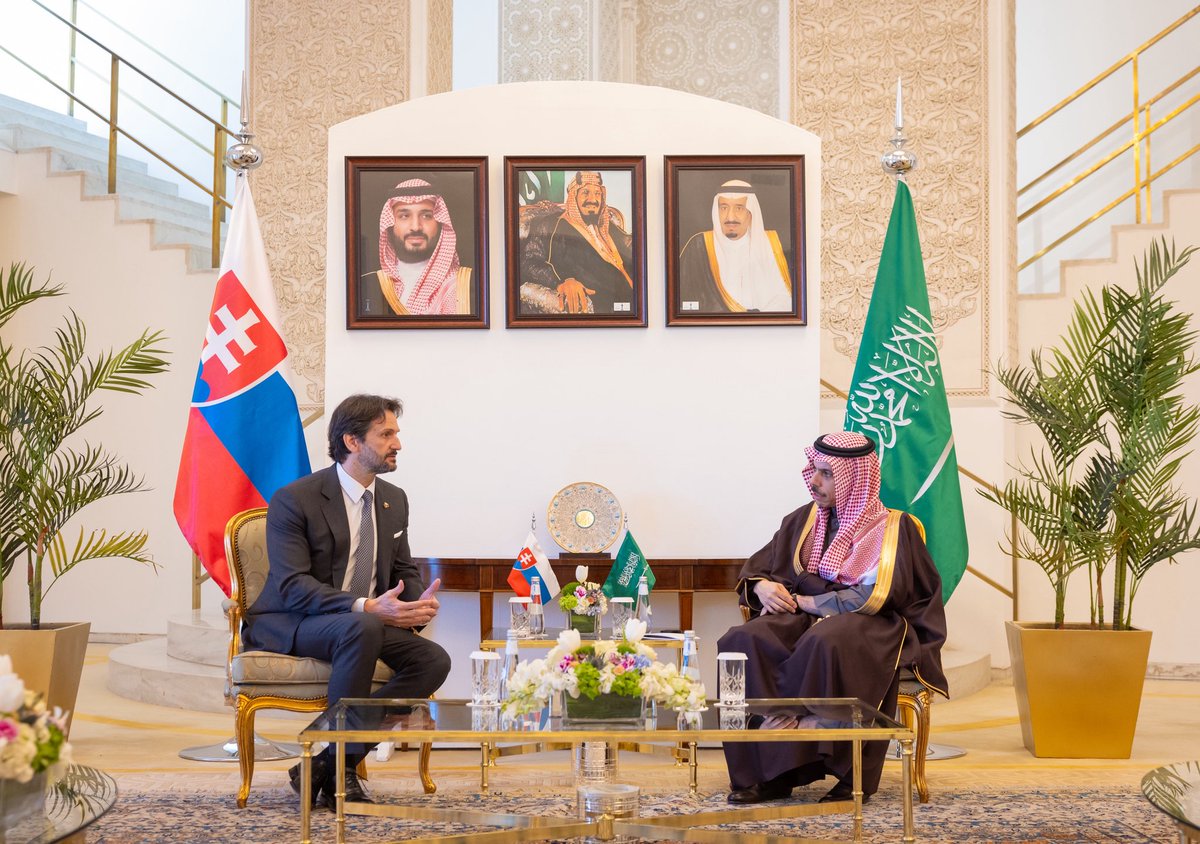 KSAmofaFRA's tweet photo. #Riyadh | Le Ministre des Affaires Étrangères, S.A. le Prince @FaisalbinFarhan, a reçu S.E. M. Robert Kaliňák, Vice-Premier Ministre et Ministre de la Défense de la République #Slovaque.🇸🇦🇸🇰 https://t.co/3BUiC1PsPh