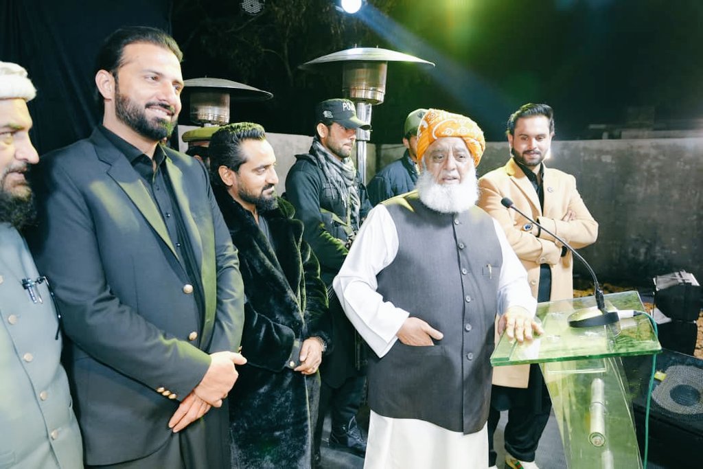 جو پٹواری/جرنیلی ٹاوٹ مولانا صاحب کے بیانات کو ٹی ٹی پی یا بی ایل اے کی سہولتکاری کہہ رہے ہیں ان کی عقل تلوے تلے ہے ؟ ٹی ٹی پی نے آپ کا مچھر نہیں مارا مگر مولانا صاحب پہ تین خودکش حملے کئے ہیں اور جمعیت علماء اسلام کا بے تحاشا جانی نقصان کیا ہے ۔

#مولانا_عوام_کی_پکار