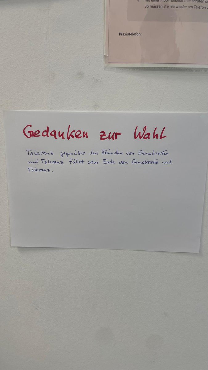 CarnaKenny's tweet photo. Gefunden in einer Arztpraxis in Schorndorf: Wieder ein Wartezimmer, wieder politische Stimmungsmache.
Ärzte haben Macht über Menschen in Ausnahmesituationen – und genau dort wird Politik platziert.
Das ist keine Aufklärung. Das ist Einflussnahme.
Und die ist brandgefährlich.
#Doppelmoral #Demokratie #Neutralität #schorndorf #meinungsmache