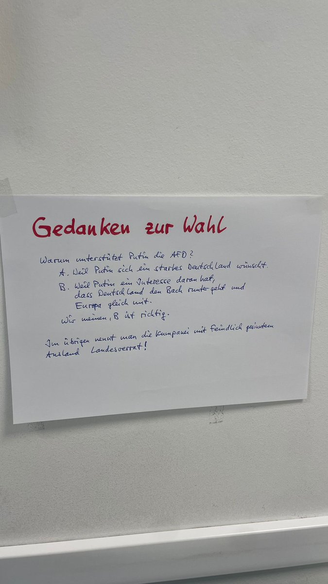 CarnaKenny's tweet photo. Gefunden in einer Arztpraxis in Schorndorf: Wieder ein Wartezimmer, wieder politische Stimmungsmache.
Ärzte haben Macht über Menschen in Ausnahmesituationen – und genau dort wird Politik platziert.
Das ist keine Aufklärung. Das ist Einflussnahme.
Und die ist brandgefährlich.
#Doppelmoral #Demokratie #Neutralität #schorndorf #meinungsmache