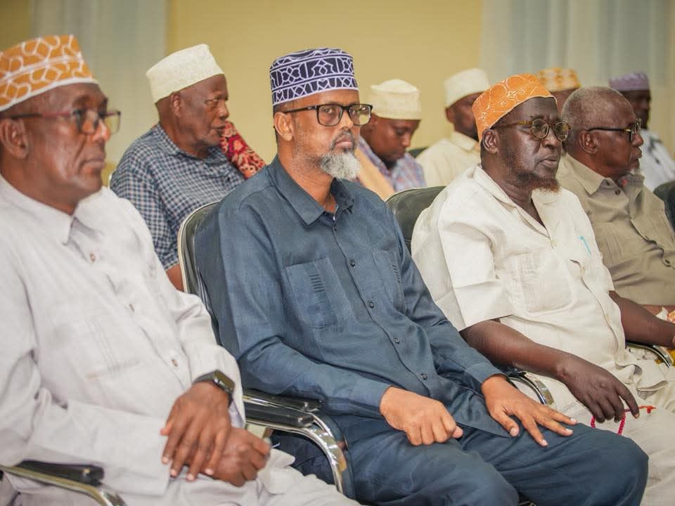 Gaalkacyo : 09 February 2026: Madaxweynaha Dowladda Puntland Mudane Siciid Cabdullaahi Deni, ayaa Caawa xarunta Madaxtooyada Kulan Kula qaatay Guddiga Nabadgelyada ee Gobolka Mudug.