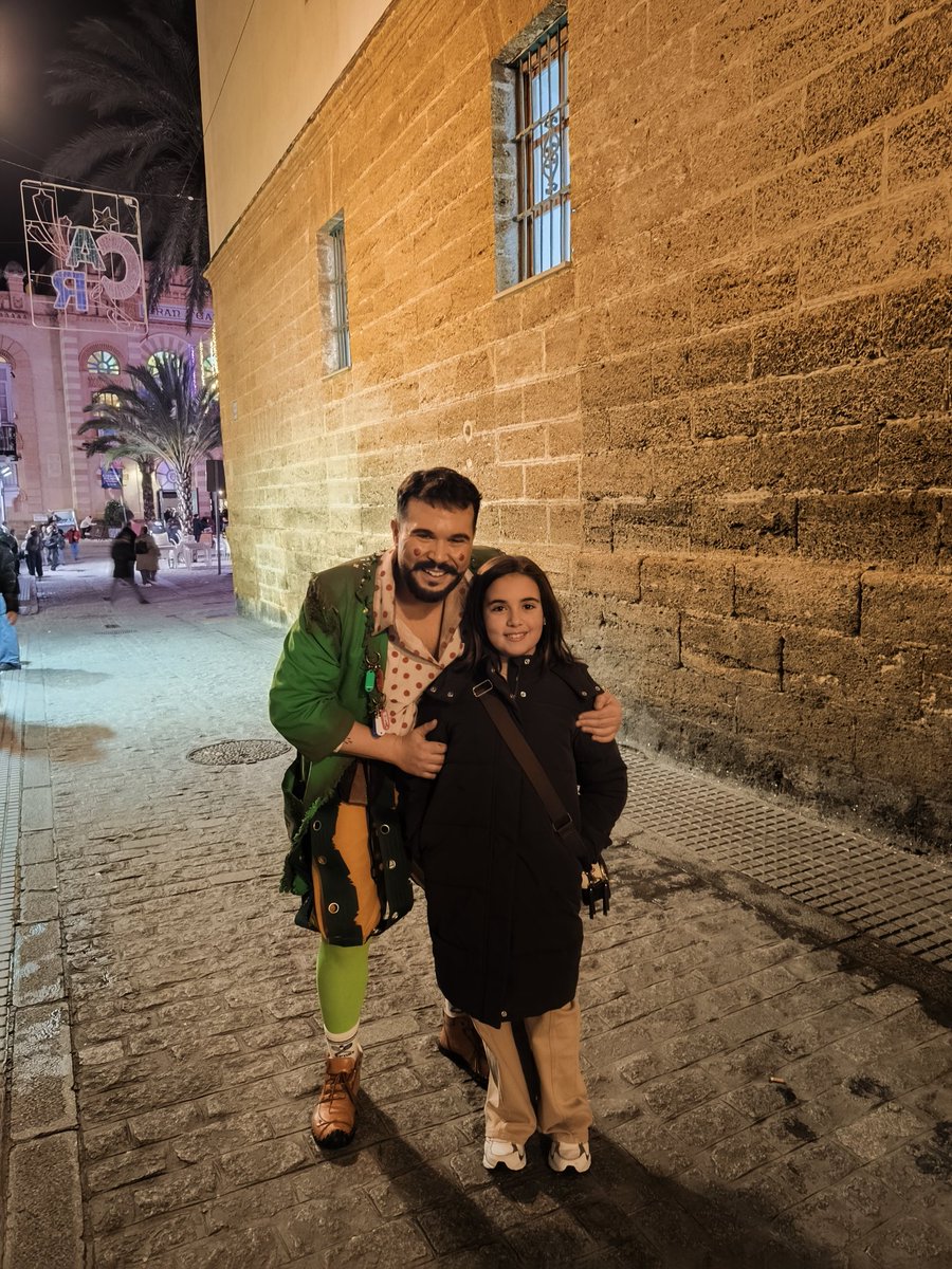 Pues si! Es su chirigota favorita, y ella es feliz con su foto con él. Y yo, feliz y orgulloso por que su amigo Robe el de mirandilla disfruta y triunfa con su chirigota y con su gente!

Disfrútalo mucho <a href="/DonRoberto90/">Roberto Fabio Gómez Durán</a> Que te lo mereces mucho!

"Y yo robaré..."