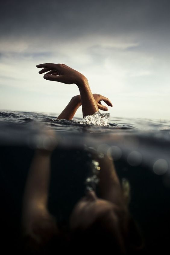 Detrás de cada " estoy bien "
hay un naufragio entero.

— Redry