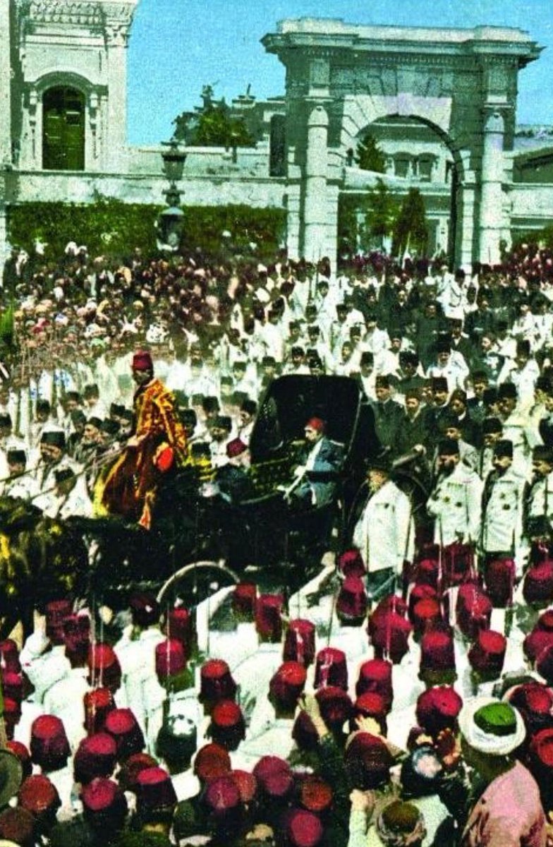 II. Abdülhamid Han Hazretleri,

Resûlullah Efendimiz’e (sav) olan muhabbetiyle hükmeden bir halifeydi.

Medine’ye edep ile yaklaştı,
Peygamber şehrine titreyerek baktı,
Mukaddes Emanetleri bir sultan vakarından önce bir ümmet evladı teslimiyetiyle muhafaza etti.
Onun dünyasında