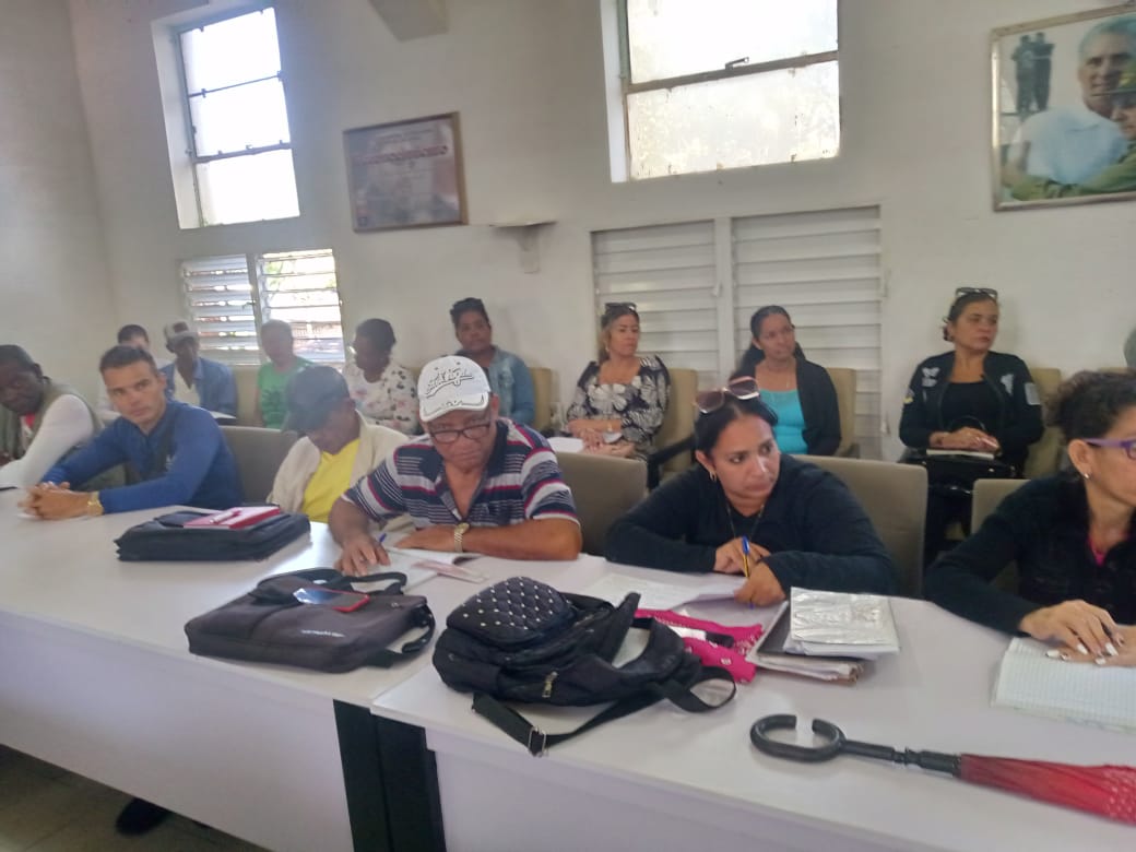 Se analizan y se socializan con los directores de instituciones educativas y estructura de la DGE, las medidas que toma el sector ante la contingencia energética. 
#EducaciónAmancio