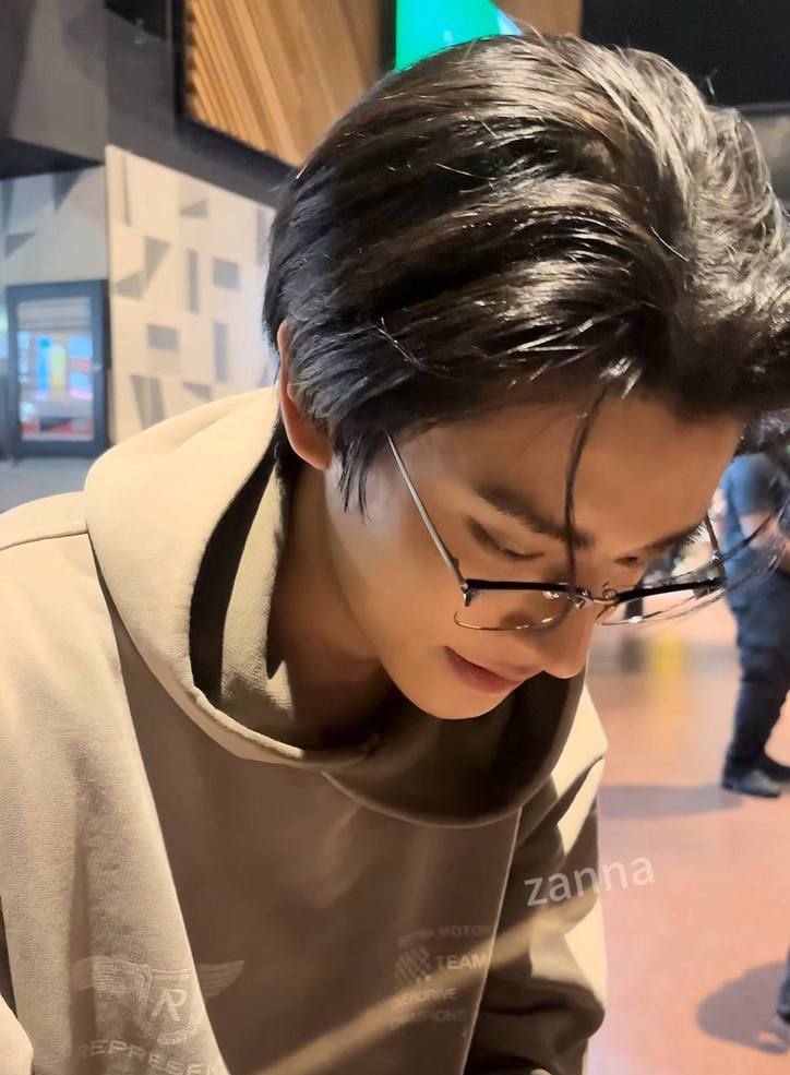 vvanessasim's tweet image. หน้าคม ผมดำ เปิดผาก จมูกโด่ง มุมข้างสังหาร ใส่แว่น พี่เจคหล่อที่สุดในโลก 😭