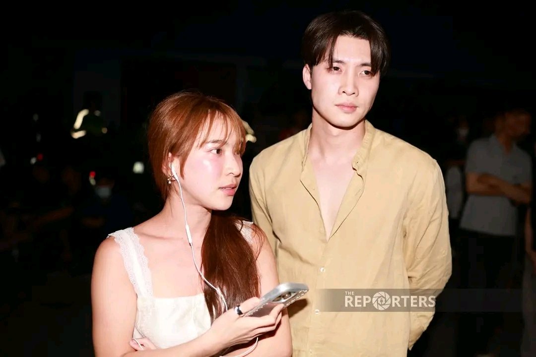 Billkrit2017's tweet image. ตีหนึ่งครึ่งแล้วยังเห็นดรีมกับมีนยังอยู่เฝ้าสถานการณ์ที่ #ชลบุรีเขต1 อยู่เลย นับถือใจทั้งคู่มากๆ ซื้อน้ำมาเลี้ยงคนที่มาชุมนุมกันด้วย ขอให้งานการรุ่งเรืองนะน้องนะ (ภาพจากข่าวเมื่อตอนเที่ยงคืน แต่น้องๆยังอยู่ดูสุานการณ์ถึงตอนนี้)