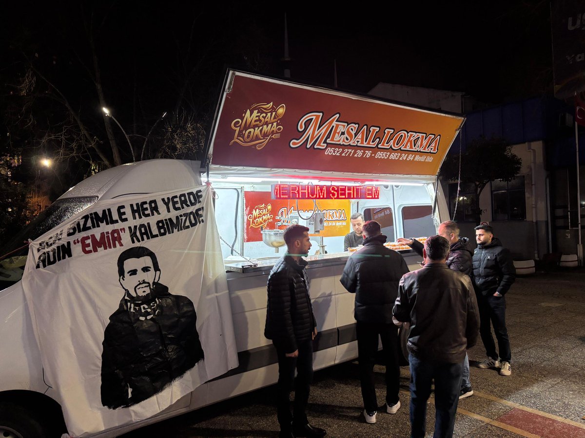 SEN BİZİMLE HER YERDE ADIN EMİR KALBİMİZDE!

Şehit Jandarma Uzman Çavuş Emir Özalp’in sene-i devriyesi dolayısıyla, bugün Yalova Merkez Camii’nde akşam namazı çıkışında hayrına lokma ikramında bulunduk.

Ruhu şad, mekânı cennet olsun.

#ultrAslanUNI