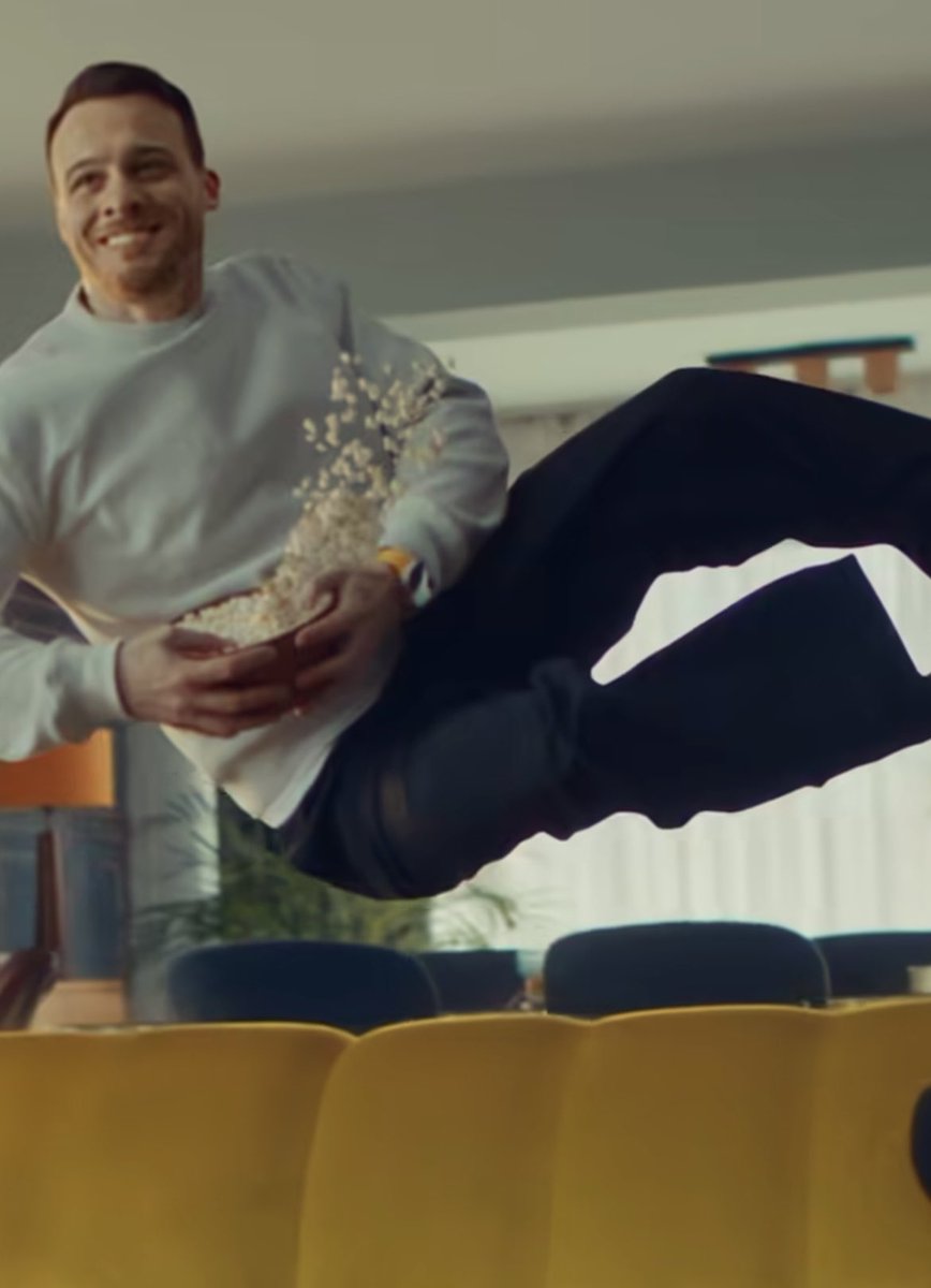 Torno a casa e vedo Kerem che non riesce ad atterrare sul divano 
e godersi la tv 😂 proprio come succede a me la sera perché trovo mille cose da sistemare 🙈🤣
#KeremBürsin