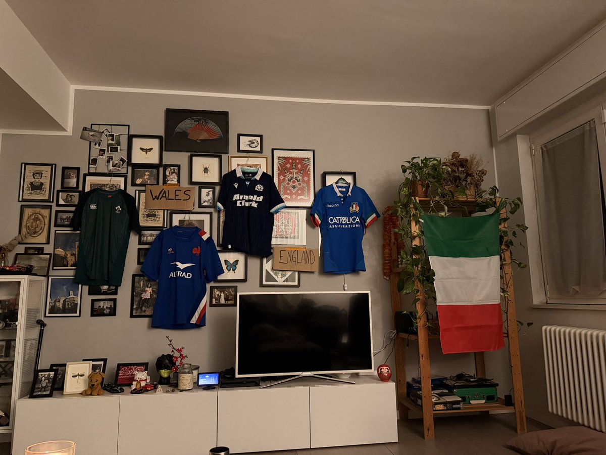Per addobbare casa come tutti gli anni per il <a href="/SixNationsRugby/">Guinness Men's Six Nations</a> ho dovuto adottare metodi alternativi causa mancanza Jersey di <a href="/WelshRugbyUnion/">Welsh Rugby Union 🏴󠁧󠁢󠁷󠁬󠁳󠁿</a> e <a href="/EnglandRugby/">England Rugby</a> 

If you know what I mean….

#GuinnessM6N #since1883 #SixNations