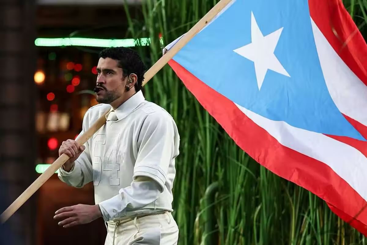 ArizonaWoman3's tweet photo. 🤠So this is what is held up for all Americans to see at the NFL HALFTIME SHOW!
The Puerto Rico Flag!
Really? What about our AMERICAN FLAG? Doesn’t the “N” in NFL stand for NATIONAL.
#FGoodell
#FtheNFL
#MAGA https://t.co/S600gtK8UW