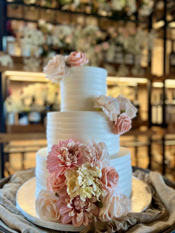 A little Monday calm, served in layers 🤍🌸✨
Remember to slow down, find beauty in the details, and start the week on a sweet note 🍰💫

Creating moments like these is why we love what we do at #EddasCakes — here’s to a loving, beautiful week ahead 💐

#EddasCakes #WeddingCake