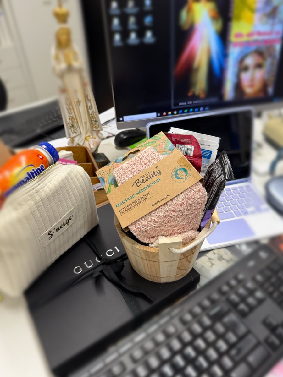 S‘beschti Team ever! 😂 niemert hät öppis entwendet, obwohl ich i de Ferie gsi bi 🎈🫢❤️‍🔥😅 
#team #work #Birthday #Giftsforher 😅 #surprise #Zurich 😎

Favorit drink Ovi🥰 #ovomaltine 🇨🇭🤤😋