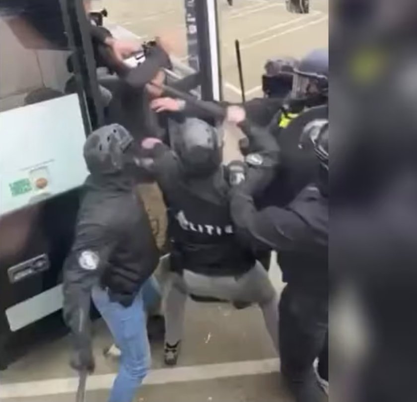 Een snelweg blokkeren zonder dat de ME ingrijpt...maar ben je al in de bus gestapt dan geven ze nog klappen en gebruiken ze pepperspray.....wat een land