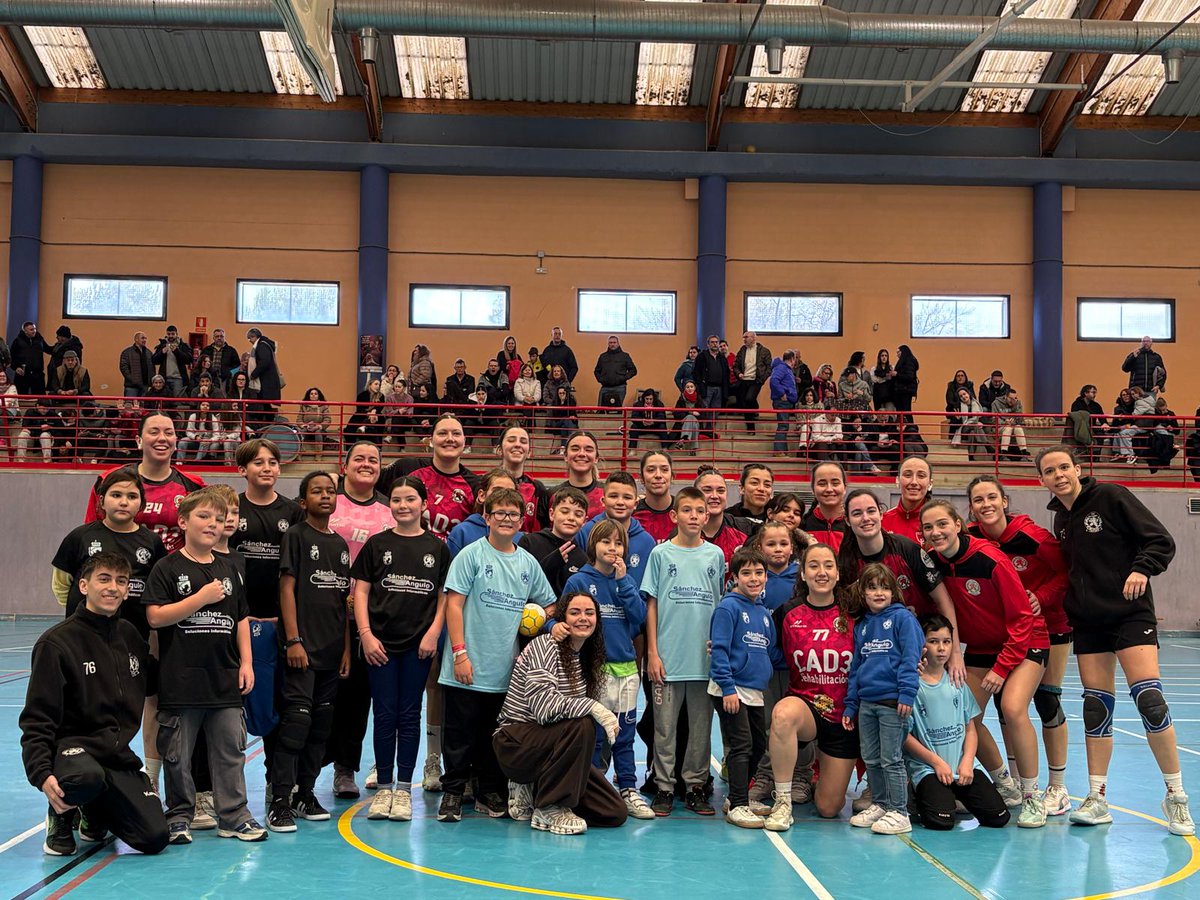 ✨ ACTIVIDAD DE PROMOCIÓN – ESCUELAS ✨

Este  domingo, durante el descanso del partido de la jornada de 1ª Nacional  Femenino, niños y niñas de nuestras escuelas  disfrutó jugando mini-partidos 🥅 sobre la pista y viviendo una  experiencia única junto a nuestras jugadoras 🤾‍♀️✨