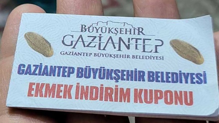 "Bu ülkede açlık yok, bu ülke bolluk bereket içinde" diyen belediye başkanı veriyor bu kartları..
Ülkenin geldiği durum bu.
Ne güzel söylemiş büyük üstat.
"Aç bırak itaat etsin,
cahil bırak biat etsin."
Aziz Nesin