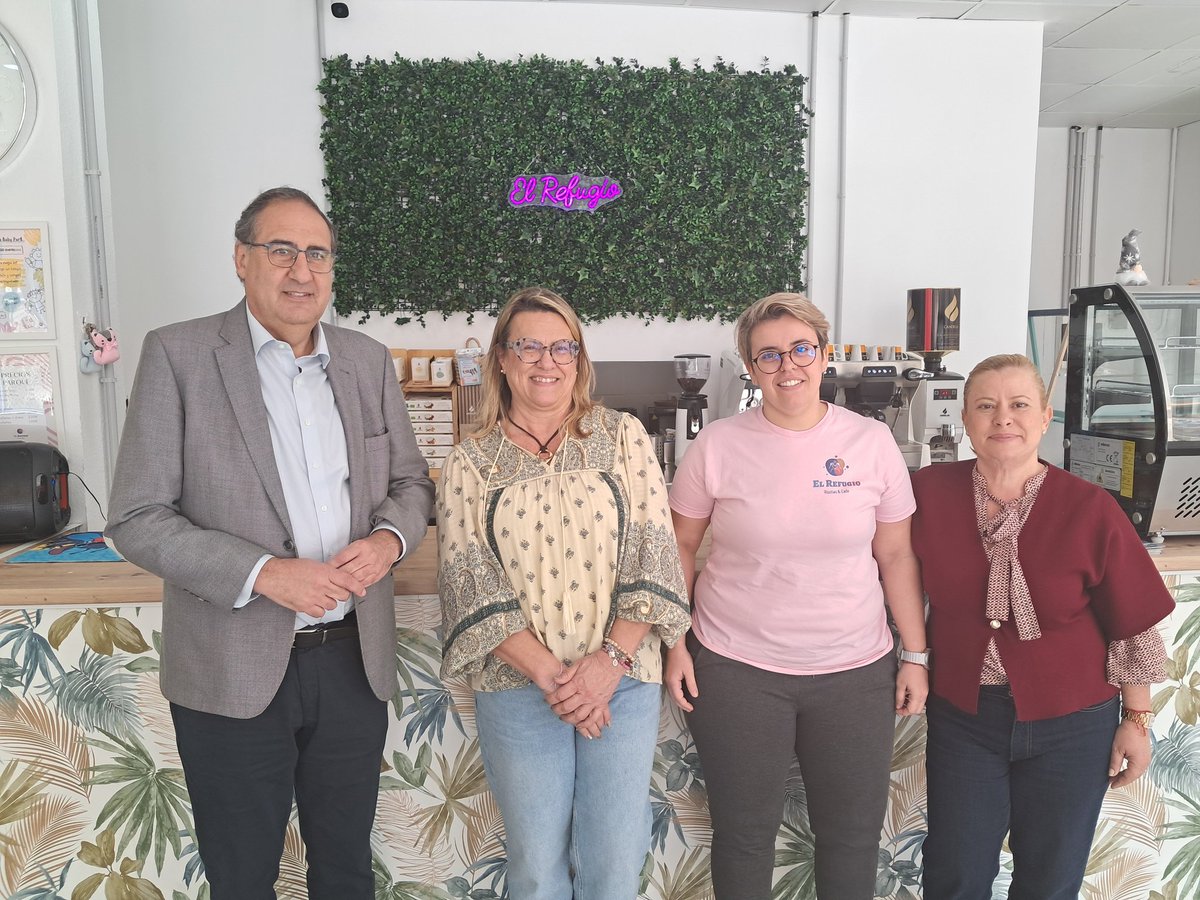 Recorrimos la Zona Comercial Abierta de #Telde junto al viceconsejero Felipe Alfonso, escuchando a empresarios y autónomos.
Mónica Muñoz reafirma el compromiso con el comercio local.
Rumbo a 2026: digitalización, competitividad y más apoyo al sector. 💼🚀