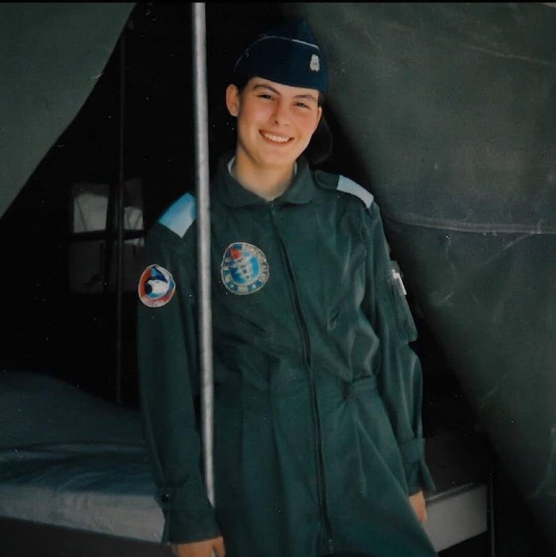 Ayfer Gök.Savaş uçağı pilotumuz.Yirmi beş yıl önce bu gün şehit oldu.Ruhu şad olsun.