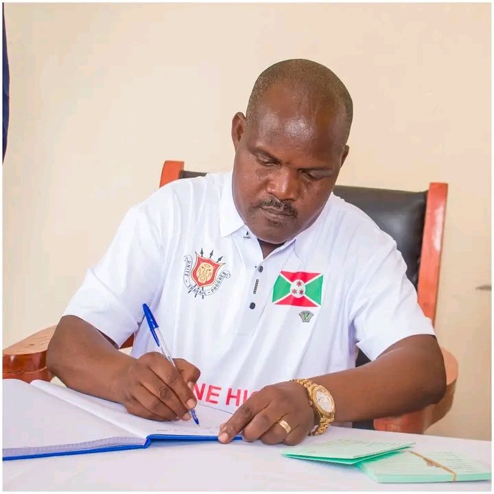 MagazineJimbere's tweet image. 👤 Amédé Misago, l'administrateur de la commune #Muyinga, encourage la population de cette commune à se procurer des cartes d’assurance santé destinées aux ménages à revenus modestes, afin d’alléger les frais de traitement dans les structures de santé et rendre les soins plus